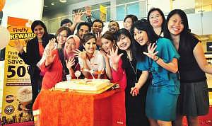 Staff, birthday cake.jpg -- Firefly staff celebrates High 5 at Subang Skypark this morning. Staff, birthday cake.jpg -- Firefly staff celebrates High 5 at Subang Skypark this morning.