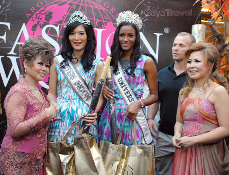 Fashion World was visited by the current Miss Universe Leila Lopes and Miss Indonesia Maria Selena Fashion World was visited by the current Miss Universe Leila Lopes and Miss Indonesia Maria Selena