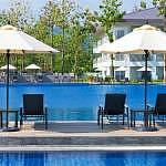 Guests have the option of savouring the pool or the sea Guests have the option of savouring the pool or the sea