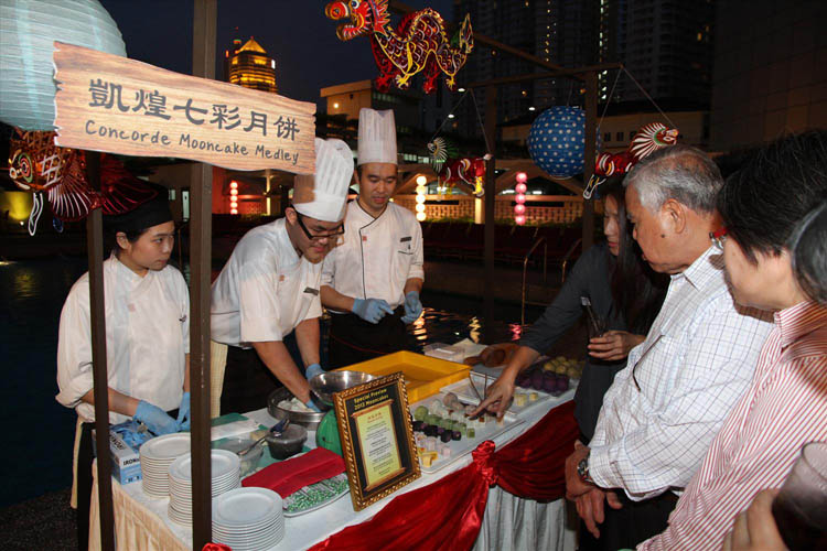 Chef Ng Meng Loong (extreme right) and his team were seen busy serving the new flavours for 2013. Chef Ng Meng Loong (extreme right) and his team were seen busy serving the new flavours for 2013.