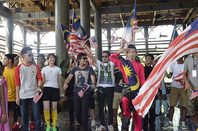 Resort staff Khairul Azmi wore an attire draped in the Malaysian flag and performed a Merdeka flash mob at the lobby together other staffs and popular artists.