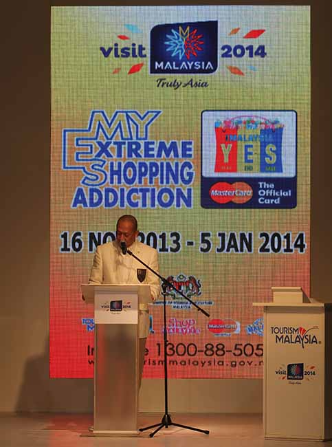 YB Dato’ Seri Mohamed Nazri Bin Tan Sri Abdul Aziz, Minister of Tourism & Culture, Malaysia, launched 1Malaysia Year End Sale 2013 (1MYES2013) in great fanfare at the Esplanade, KLCC.