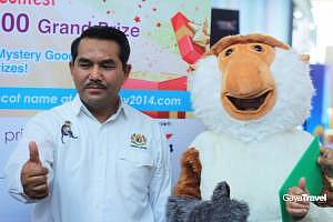 Deputy Secretary General (Culture) of MOTAC, Datuk Hj. Ab. Ghaffar A. Tambi, posing with the mascot for VMY2014 and Year of Festivals 2015