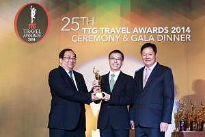 Dragonair's General Manager SE Asia Wilson Yam (centre) with Deputy Governor for Marketing Communications, Tourism Authority of Thailand, Mr Sugree Sithivanich (left) and Managing Director, TTG Asia Media, Mr Darren Ng (right)