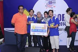 The champion for the Public Category, the group called Burger King, receiving prize from Libra Lee of Tourism Malaysia Selangor