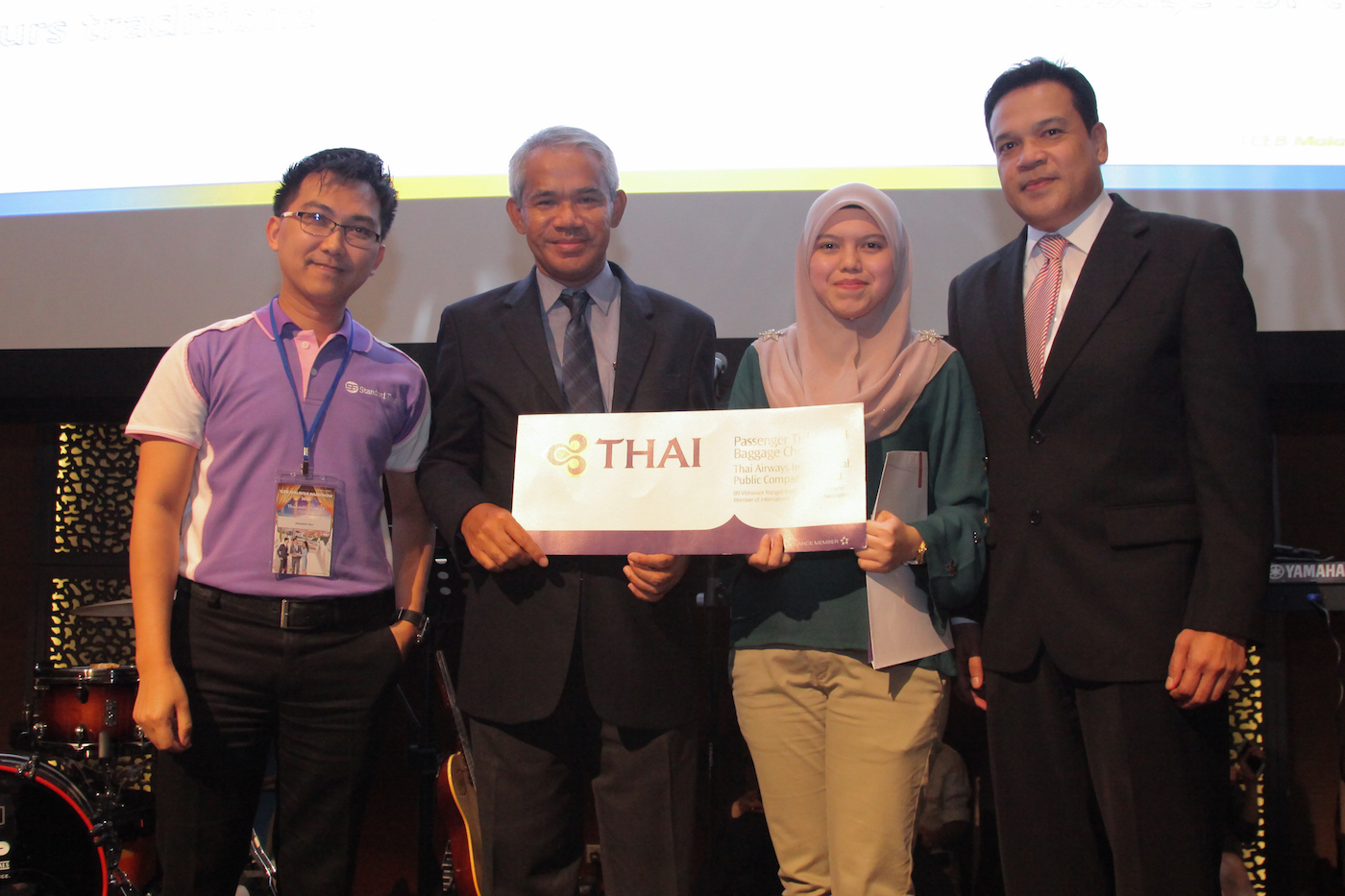 Lucky draw’s grand prize winner, Ms Nurulliyana Abd Wahab from KOWAMAS HOLIDAYS with H.E Damrong Kraikruan, Ambassador of The Kingdom of Thailand to Malaysia & sponsors of the grand prize.