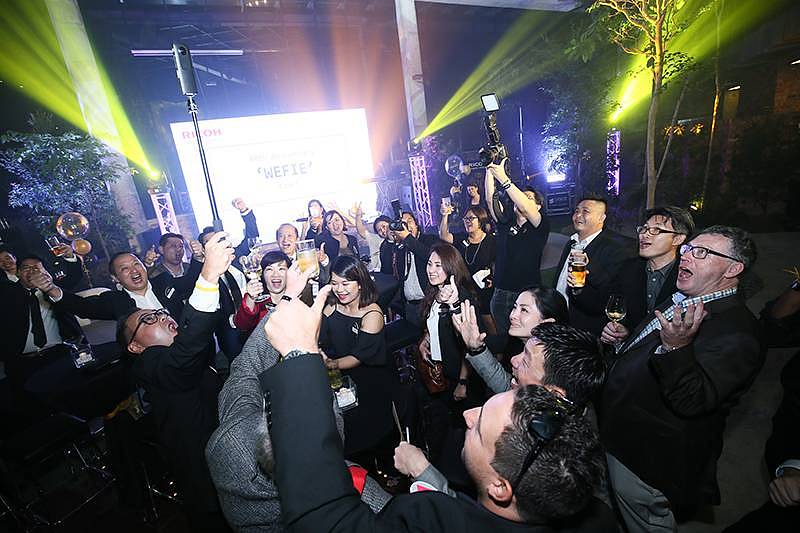C. Guests of the night came together for a ‘wefie’ with the revolutionary 360-degree Ricoh Theta S camera