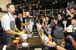 04-eddy-sharing-some-coffee-experience-moments-with-the-media