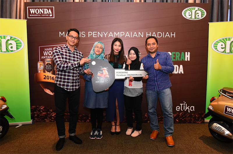 3-ms-amy-gan-siou-chin-marketing-manager-from-etika-sdn-bhd-center-with-the-winners-of-wonda-ronda-and-anugerah-wonda