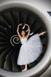 olga-marchenkova-from-the-bolshoi-ballet-warms-up-for-her-performance-onboard-british-airways-inaugural-787-9-flight-between-london-and-moscow-in-the-aircrafts-engine_4