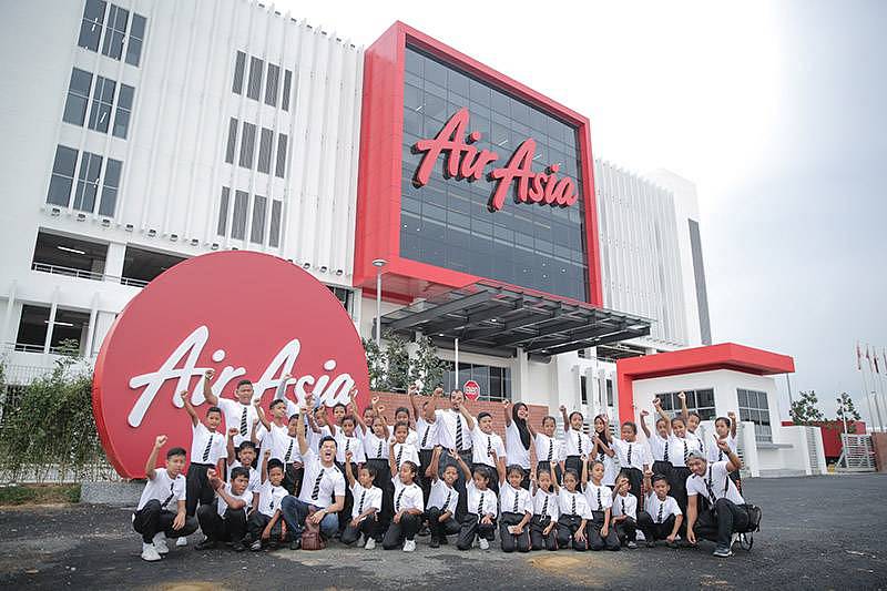 SK Satak visit AACE, RedQ and SAE Hangar