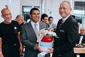 rangkaian-hotel-seri-malaysia-food-tasting-rasa-seri-malaysia-yb-dato-abdul-aziz-sheikh-fadzir-menyampaikan-cenderahati-kepada-yb-dato-seri-nazri-abdul-aziz-small