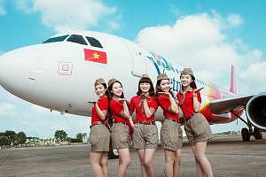 vietjets-cabin-crew-in-front-of-the-vietnamese-tourism-branded-aircraft