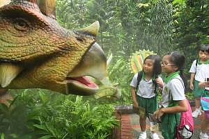 zoo-rassic-park-students-and-triceratops_wrs