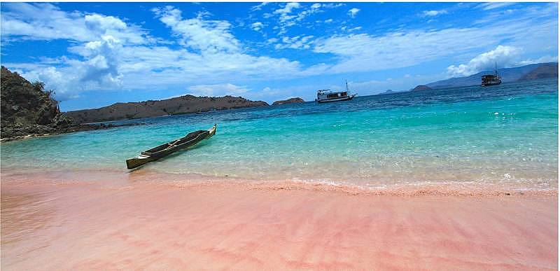 beach-with-the-red-sand-at-komodo-e1462958309696