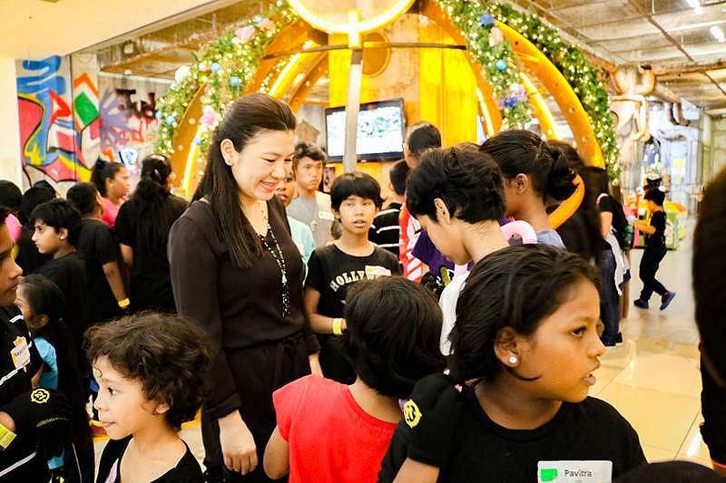 icm-datin-joanne-interacting-with-the-children