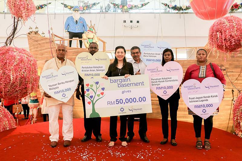 icm-group-photo-with-the-five-beneficiaries-in-mock-cheque-presentation