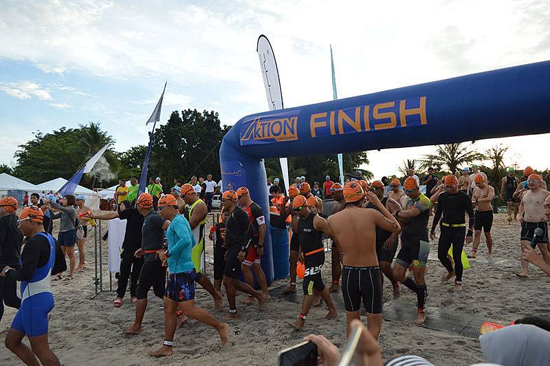 Participants starting the race