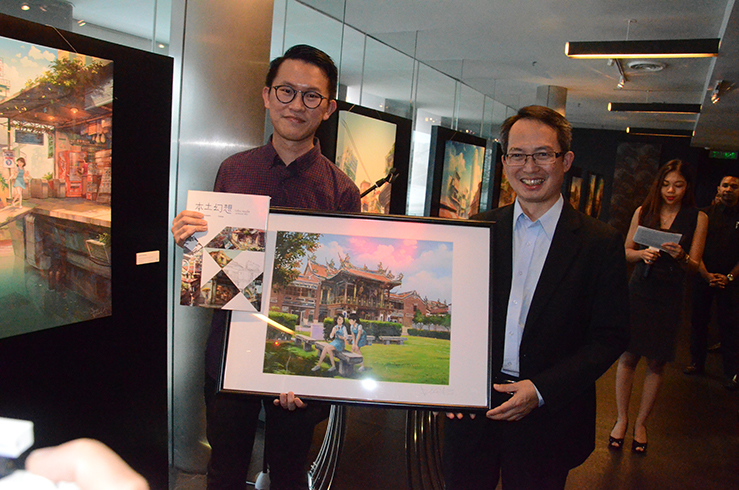 Chong Fei Giap presented a token of appreciation to YB Dato Law Choo Kiang.