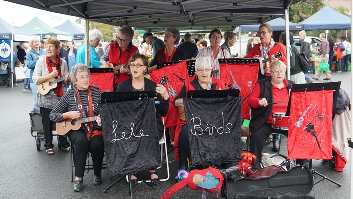 Visitors of Albany Farmer's Market, Western Australia, will also get entertained with live music.