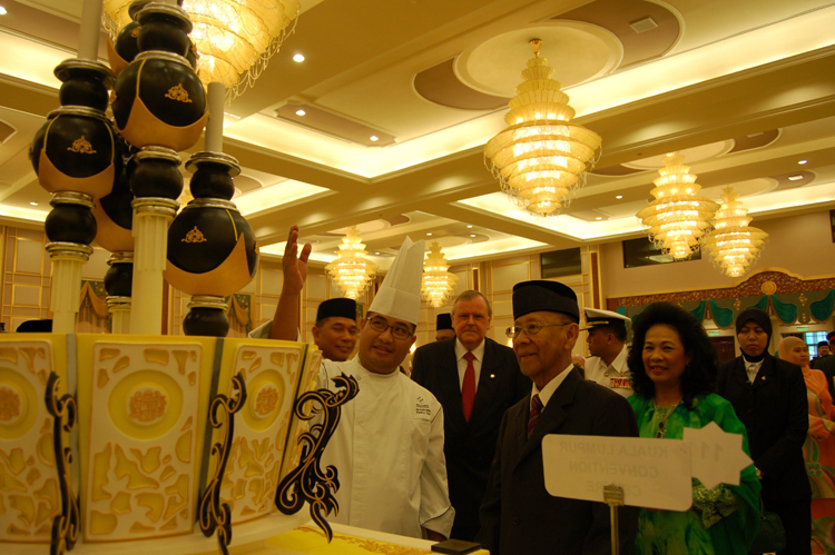 Chef is showing His Majesty the 2-tier cake dedicated to him from Kuala Lumpur Convention Centre