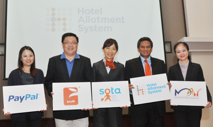 From left to right: Sheryln Chong, Partner Development Manager Southeast Asia & India for Paypal; Chan Kok Long, Executive Director for iPay88; Joanna Liao, CMO of Creative Advances Technology; Rohizam Md Yusoff, CEO of Creative Advances Technology with Christina Toh, VP of Malaysian Association of Hotels (MAH) launching the HAS System.