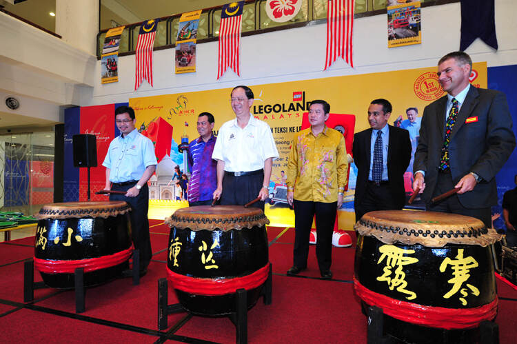 Left to right (Tuan Haji Kamarulzaman Haji Abu Kassim, President-CEO Johor Corp, Y.B. Datuk Hoo Seong Chang Chairman of Johor Tourism Committee, Siegfried Boerst