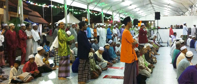 Muslims waiting to perform "Tarawih" prayers