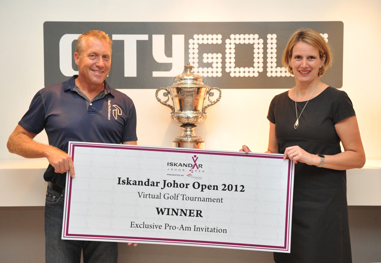 The Winning Shot: Australian Geoff McLaws showing the crowd his virtual golfing skills at City Golf, Bangsar during the recent Iskandar Johor Open 2012 Cocktail Par-tee.