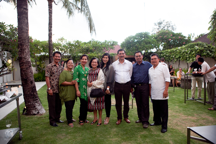 Ms Ratna Gde Agung (Wife of Badung Regent, fourth from the left) and Mr Cokorda Raka Dharmawan (Head of Badung Regent Tourism Office, third from the right)