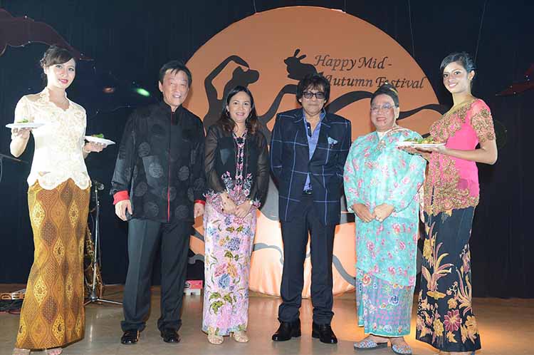 One for the album. (From left – right), Concorde’s General Manager, Mr Gary Lee, Saloma’s Director, Datin Fatin Fatiha, Concorde & Saloma’s Owner, Tan Sri Syed Yusof Tun Syed Nasir, Datuk Kenny Chan @ Bibik Kim Neo flanked by two contestants of Ms Kebaya Wilayah.