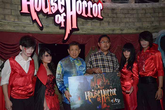 Official opening of House of Horror@i-City by YB Datuk Seri Noh Bin Omar, Selangor Development Action Council Chief accompanied by Tan Sri Lim Kim Hong (林金煌), Executive Chairman of I-Berhad (left 3) and live actors from the vampire scene in the House of Horror.