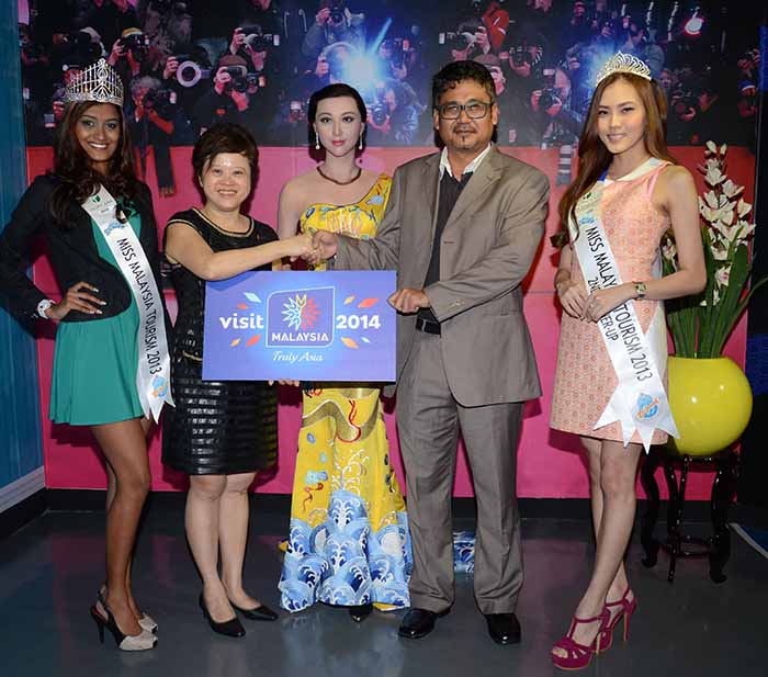 From left to right: Ms Thaarah Ganesan, Ms Malaysia Tourism 2013, Ms Monica Ong (王宝玲), Director of I-Berhad, En Mohammad Nor Ismail, Tourism Malaysia State Director of Selangor & Putrajaya and Ms Jennifer Ling, Second Runner up of Miss Malaysia Tourism 2013.