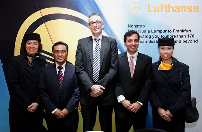Paurus Nekoo, General Manager Malaysia Lufthansa German Airlines (second from right), Dr. Christian Altmann, Regional Director, Lufthansa Passenger Airlines Singapore Southeast Asia and the Pacific (centre) and Mohamed Sallaudiin Bin Hj Mat Sah, General Manager Marketing, Malaysia Airports Holdings Berhad (third from right) at the press conference to announce Lufthansa’s new direct flight from Kuala Lumpur to Frankfurt.