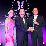 Tan Sri Vincent Tan Receiving his award from Dato Seri Nazri Aziz