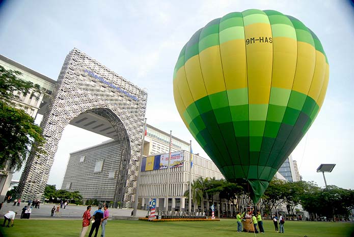 The 6th Putrajaya International Hot Air Balloon Fiesta will be gracing Putrajaya skies 27-30 March 2014