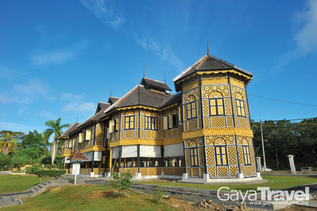 Istana Kenangan (Palace of Memories) was built in 1926 for Sultan Iskandar Shah by a Malay carpenter named Encik Sepian, this palace was formerly called the Istana Lembah (Palace of the Valley) due to its location.