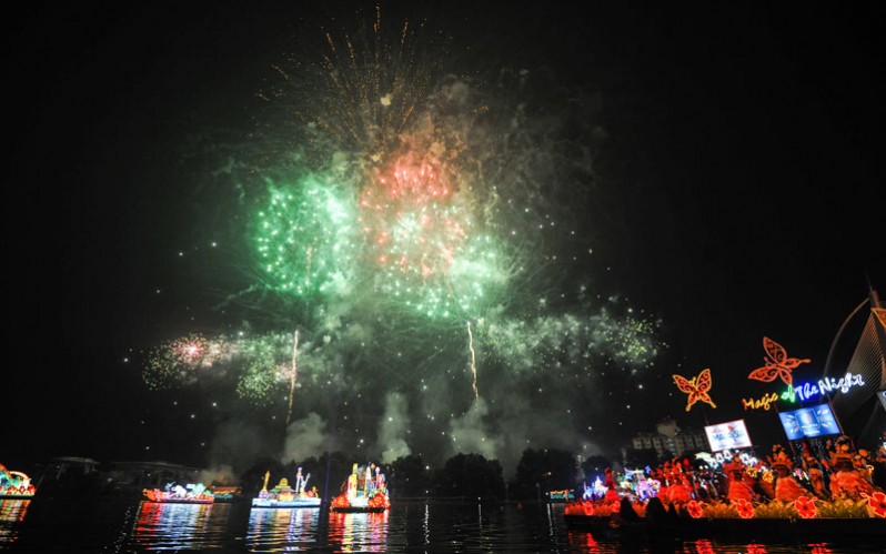 Dazzling display of fireworks set the sky ablaze at the “Magic of the Night” featuring beautiful floral floats gliding along the Putrajaya Lake. - Credit to vmy2014.com