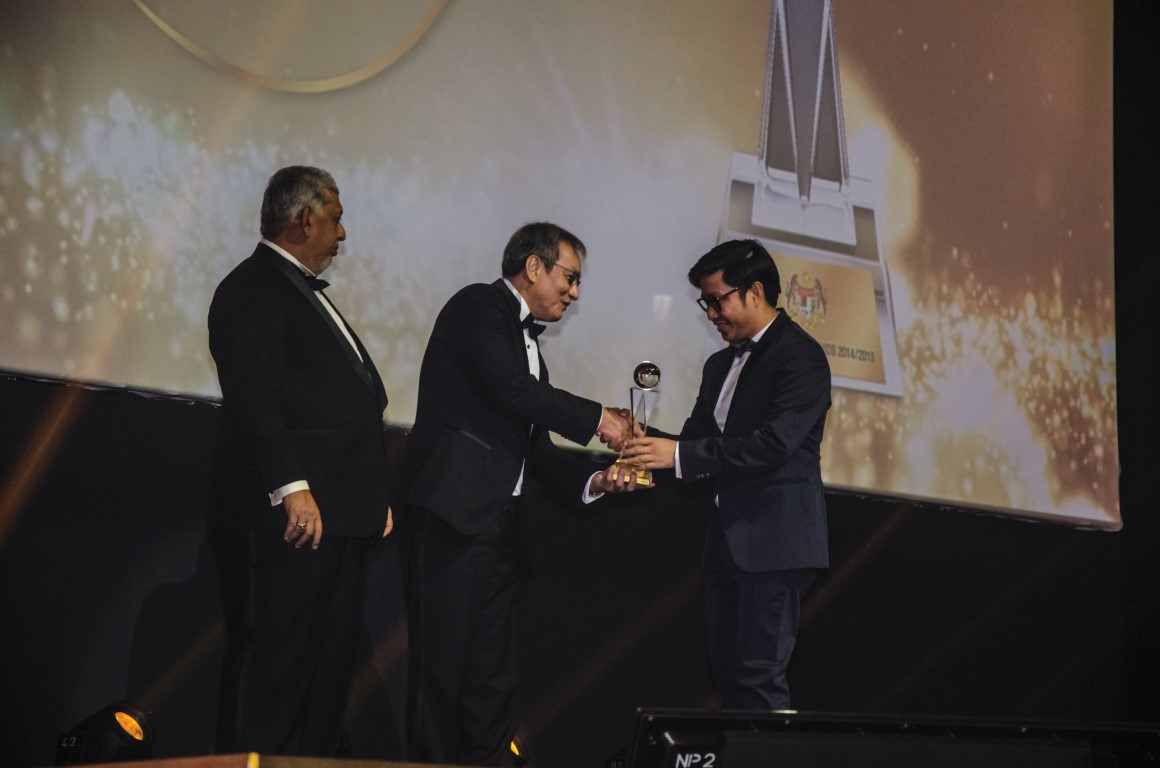 Gaya Travel Magazine Managing Director Nuar Mohd. Diah (right) receiving the Best Tourism Magazine (Local) award from the Tourism Malaysia Chairman Woo Chee Keong -low res