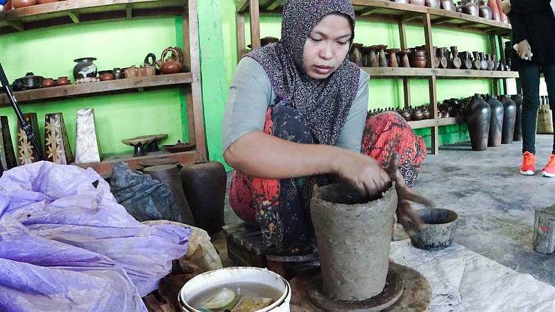 Lombok’s pottery is rubbed using volcanic clay after being dried.