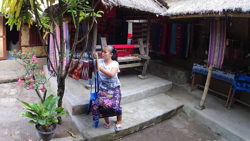 Loan the traditional hand woven fabrics especially for weddings, photography or simply to experience donning a Sasak (Lombok native) traditional attire.