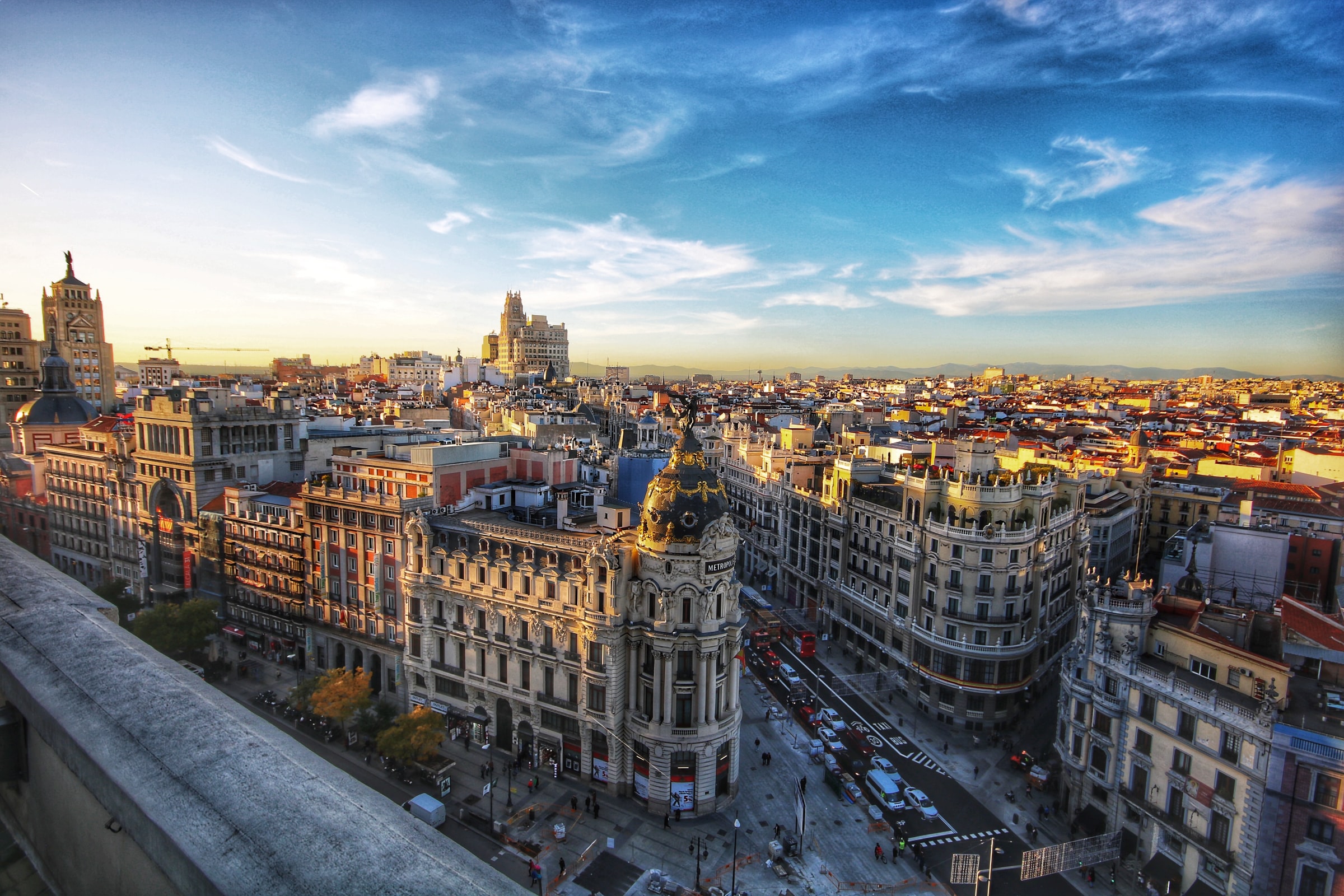 Edificio Metropoli, Gran vía – Madrid, Spain. Photo by Jorge Fernández Salas on Unsplash.