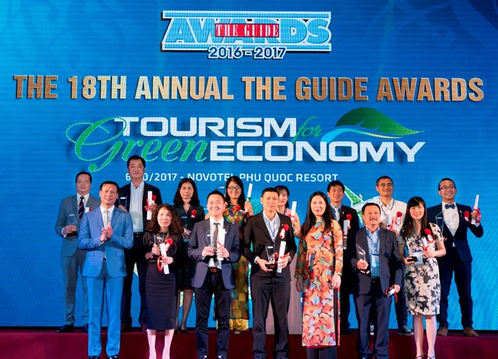 (Back, 1st from left) Mr Chu Viet Cuong, Member of the Board of Directors, Vietjet alongside the other award recipients