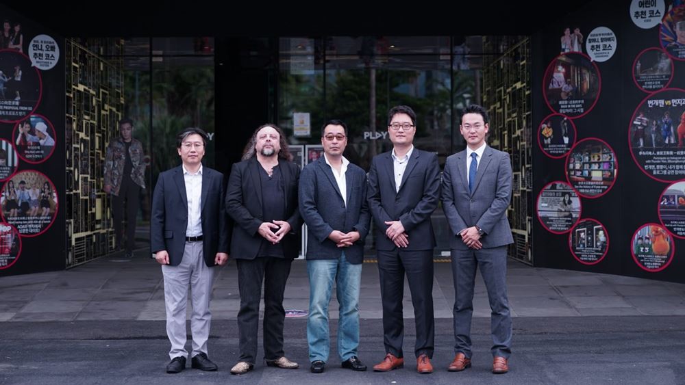 US VR Global Inc Partnership with d’strict