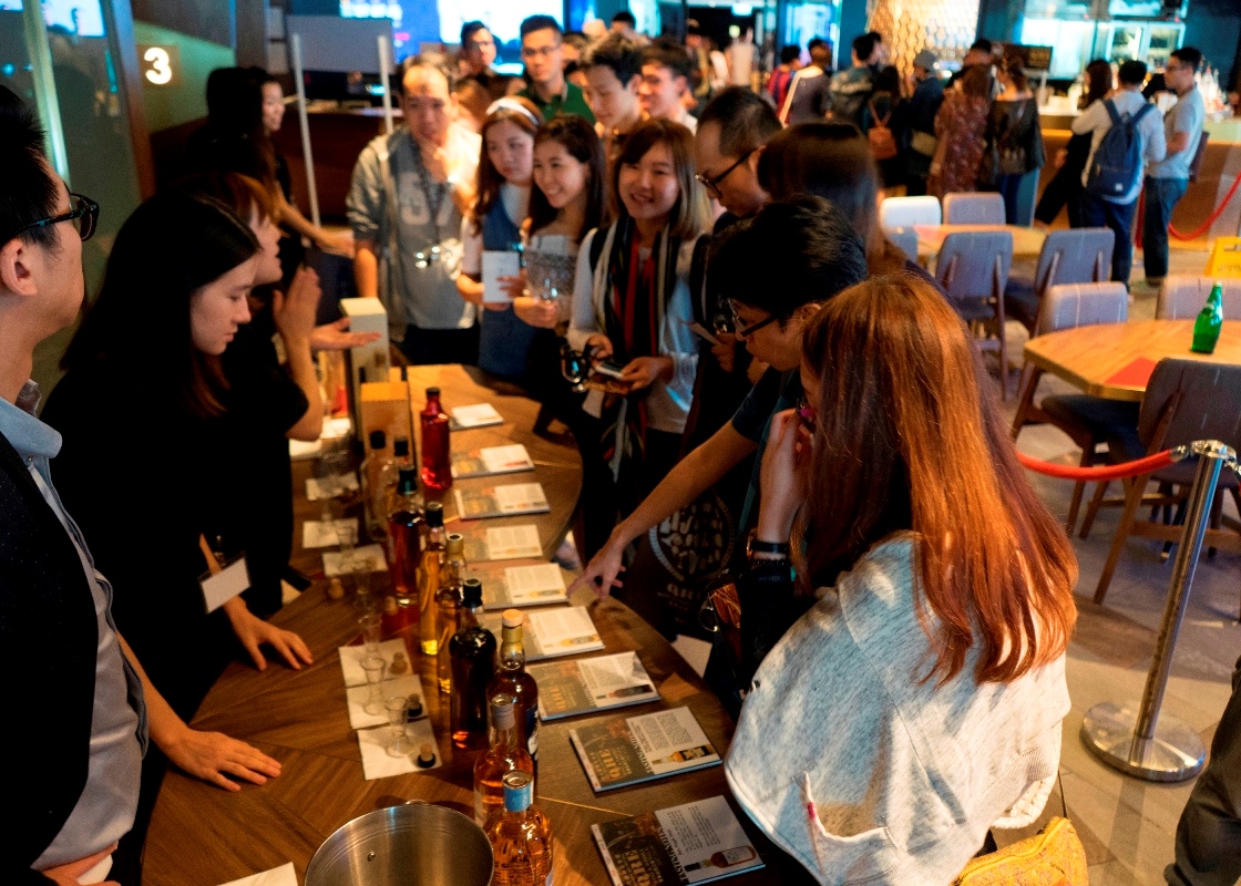 A host of gourmet happenings in celebration of the “Hong Kong Great November Feast” will take place at various locations and shopping malls in Hong Kong, such as Sunset Cheers @ Harbour City (left) and FUNtastic QRE Festival 2018 (right).