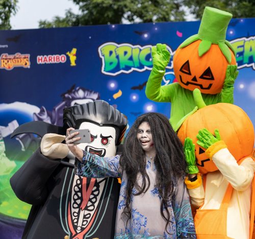 Hantu Kak Limah takes a selfie with her friends to remember the epic day she had!
