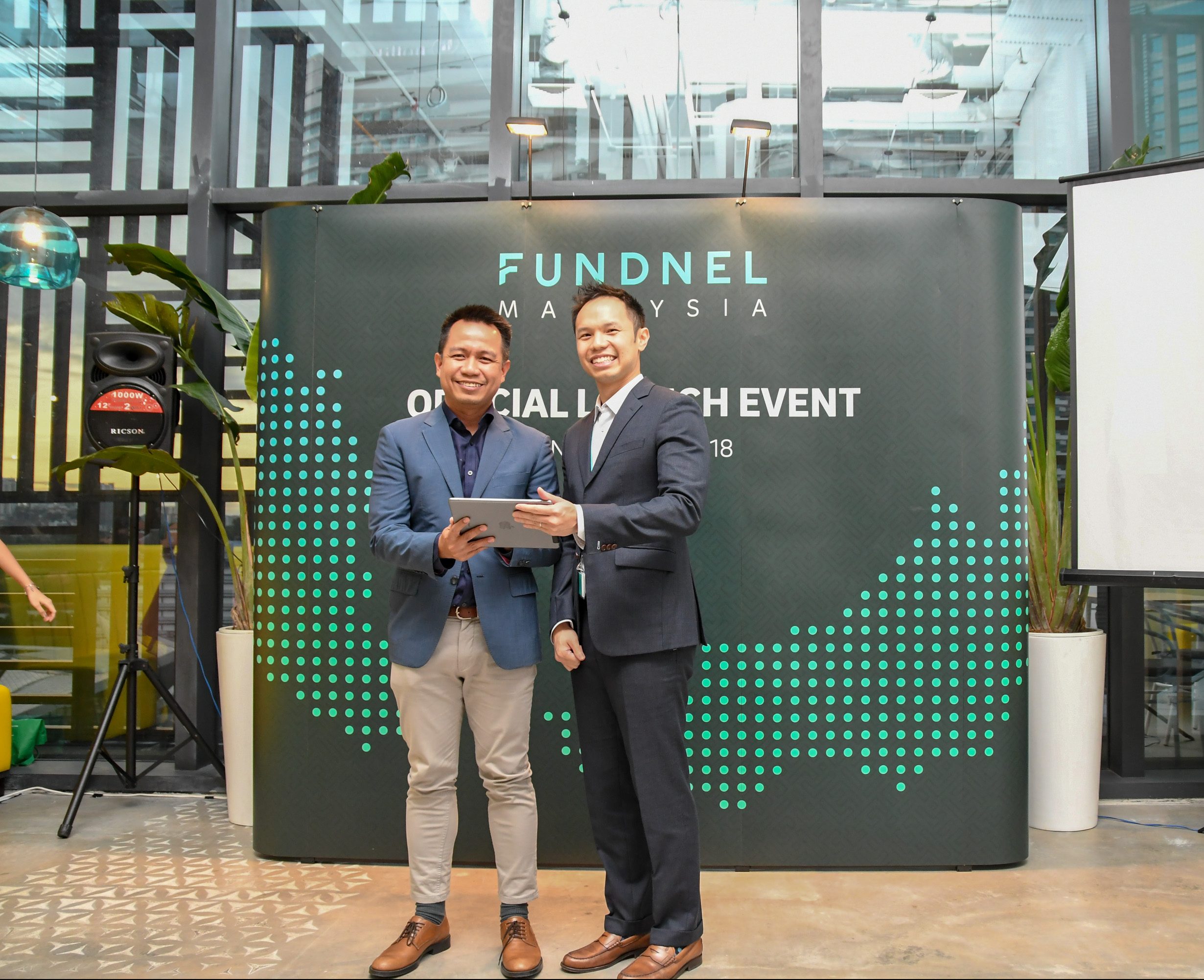 (L-R): Norhizam Abdul Kadir, Vice President of Growth Ecosystem Development, Malaysia Digital Economy Corporation (MDEC) and Kelvin Lee, Chief Executive Officer of Fundnel officiating Fundnel’s Malaysia launch