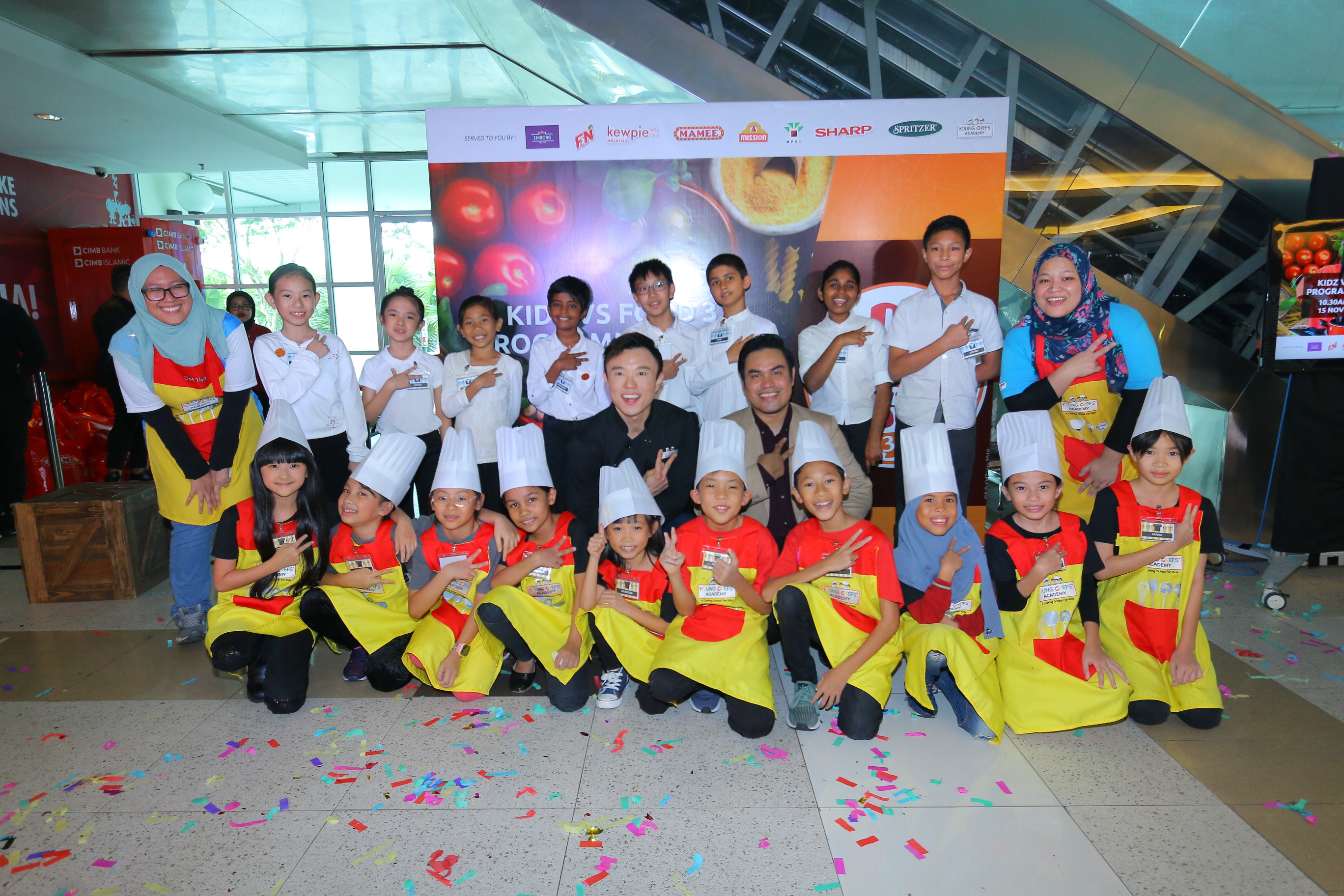 The KidZania CongreZZ kids, with special guidance from (Centre – Left) Chef Brian Chen of Young Chefs Academy, cooks and serves yummy dishes to the kids from the Hilla Community Centre during the ‘KidZ vs Food 3.0’ launch. (Centre – Right) Shahrul Nizar Ahmad, Mayor of KidZania Kuala Lumpur was present to witness the serving of this special feast.