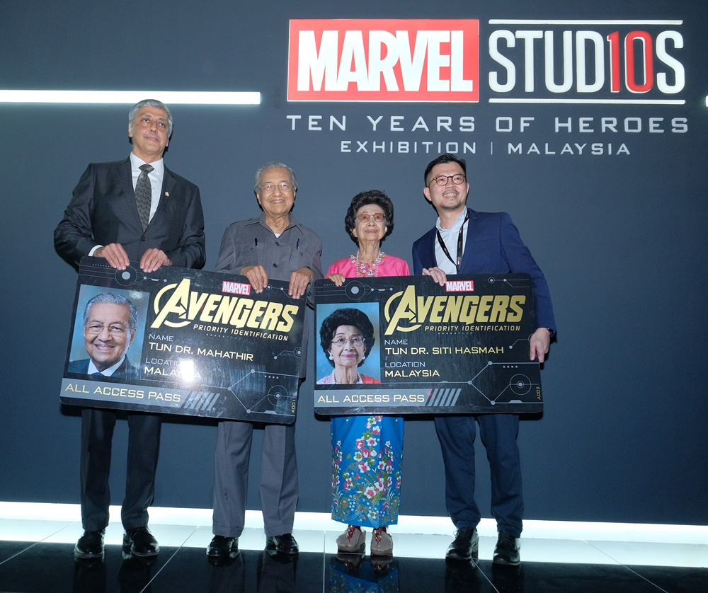 Tun Dr. Mahathir Mohamad and T un Dr . S iti H asmah were the first visi tors to Malaysia’s first - ever Marvel Studios: Ten Years of Heroes Exhibition . Also with them are Mahesh Samat, Executive Vice President, Consumer Products Commercialization, The Walt Disney Company APAC and Datuk Liew, Chairman of Crave Alive
