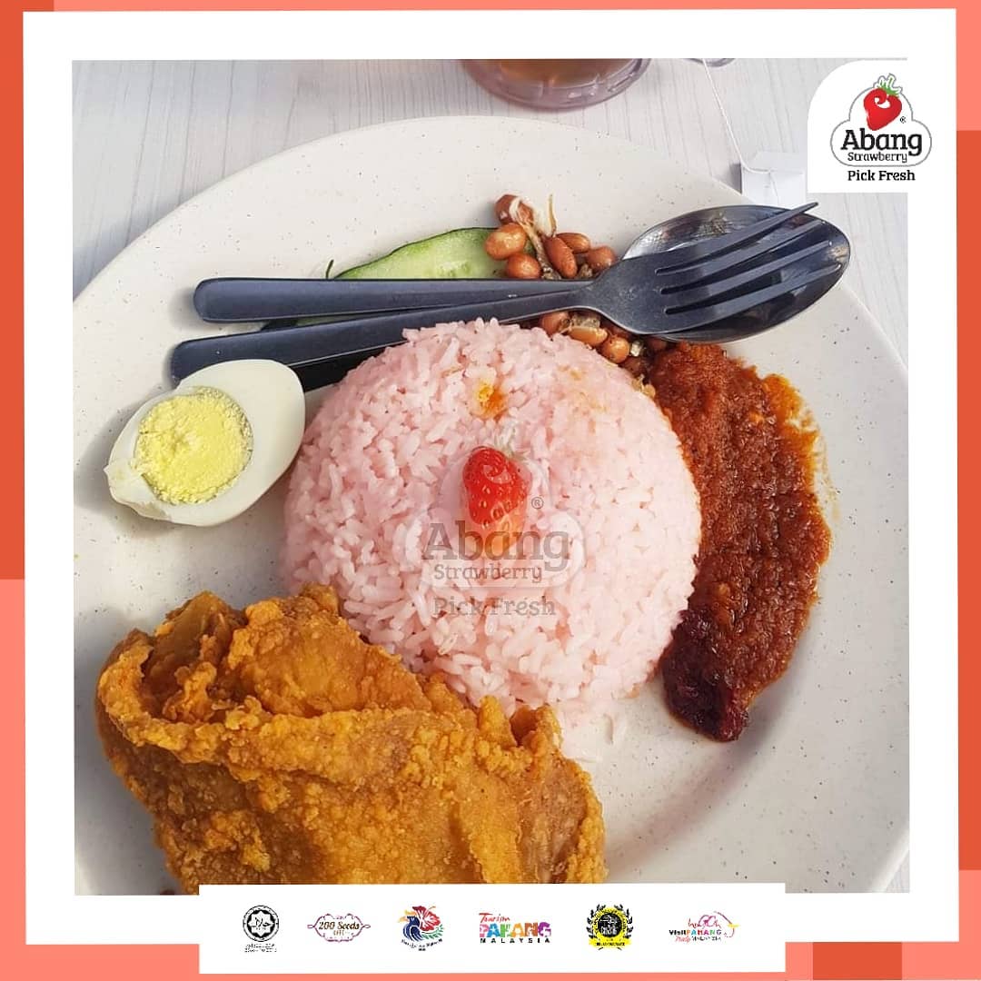Strawberry Nasi Lemak at 200 Seeds Cafe. (Photo © Abang Strawberry Facebook)